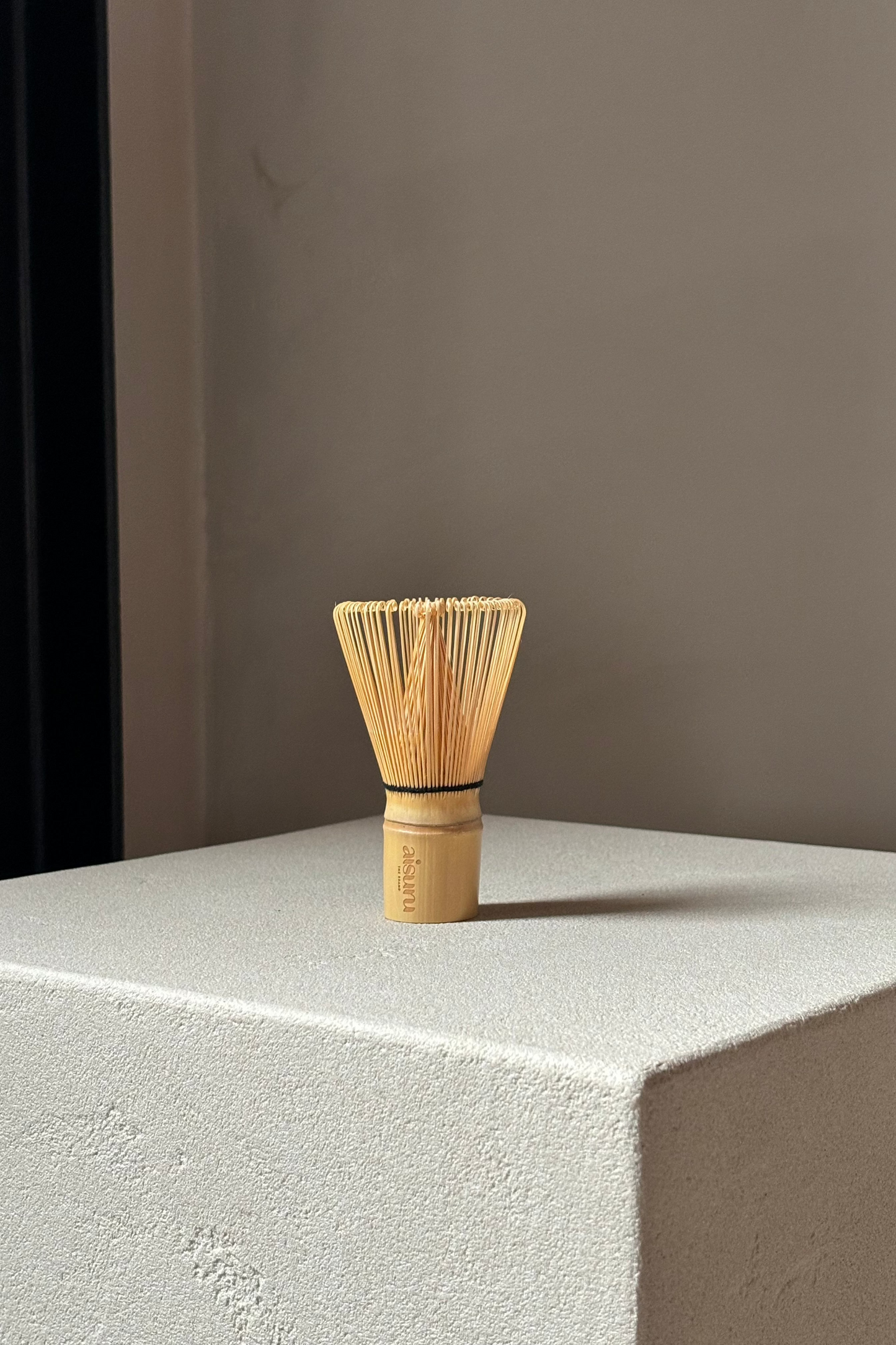 Aisuru matcha whisk (chasen) op een plateau