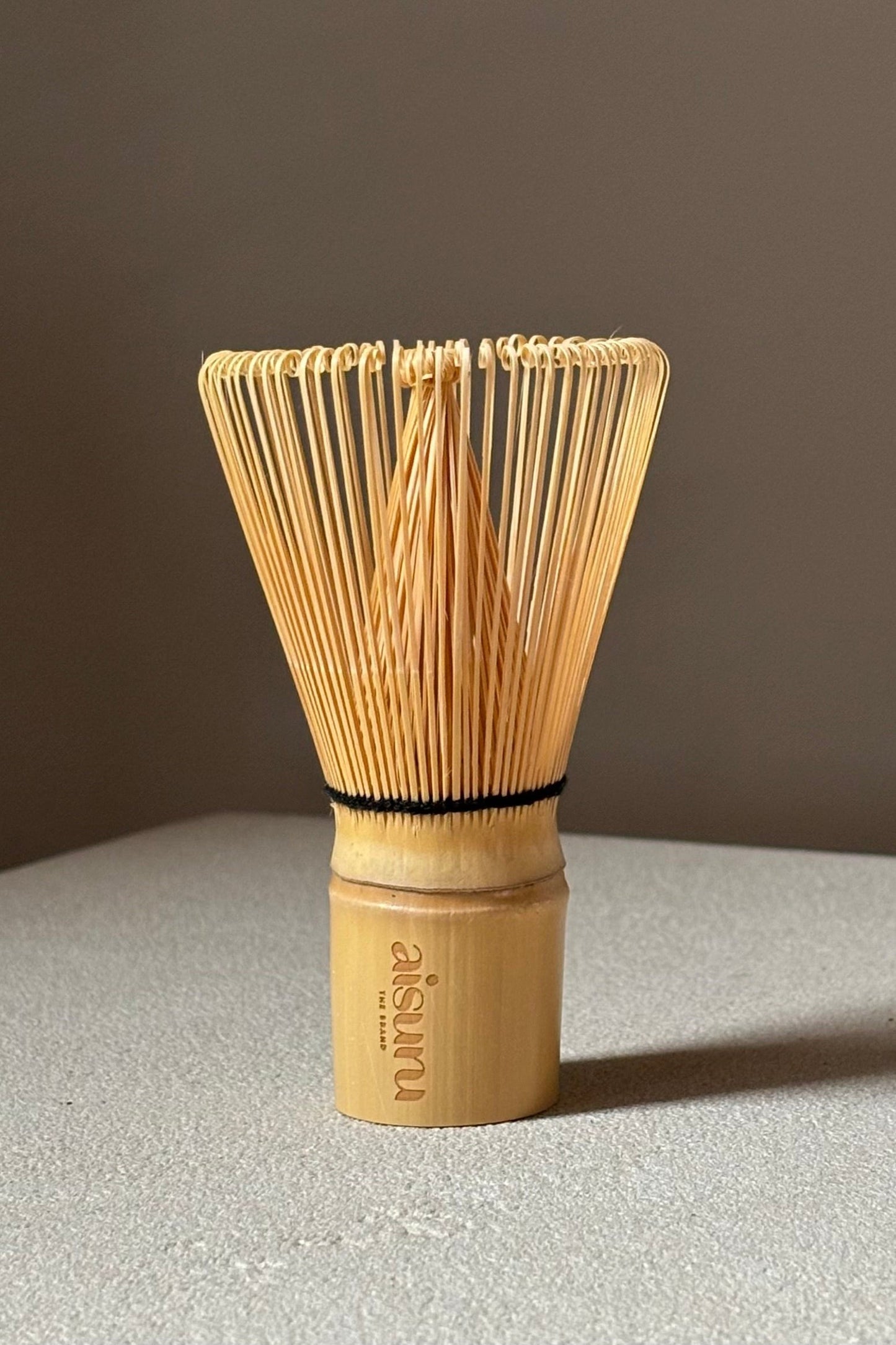 Close-up van Aisuru matcha whisk