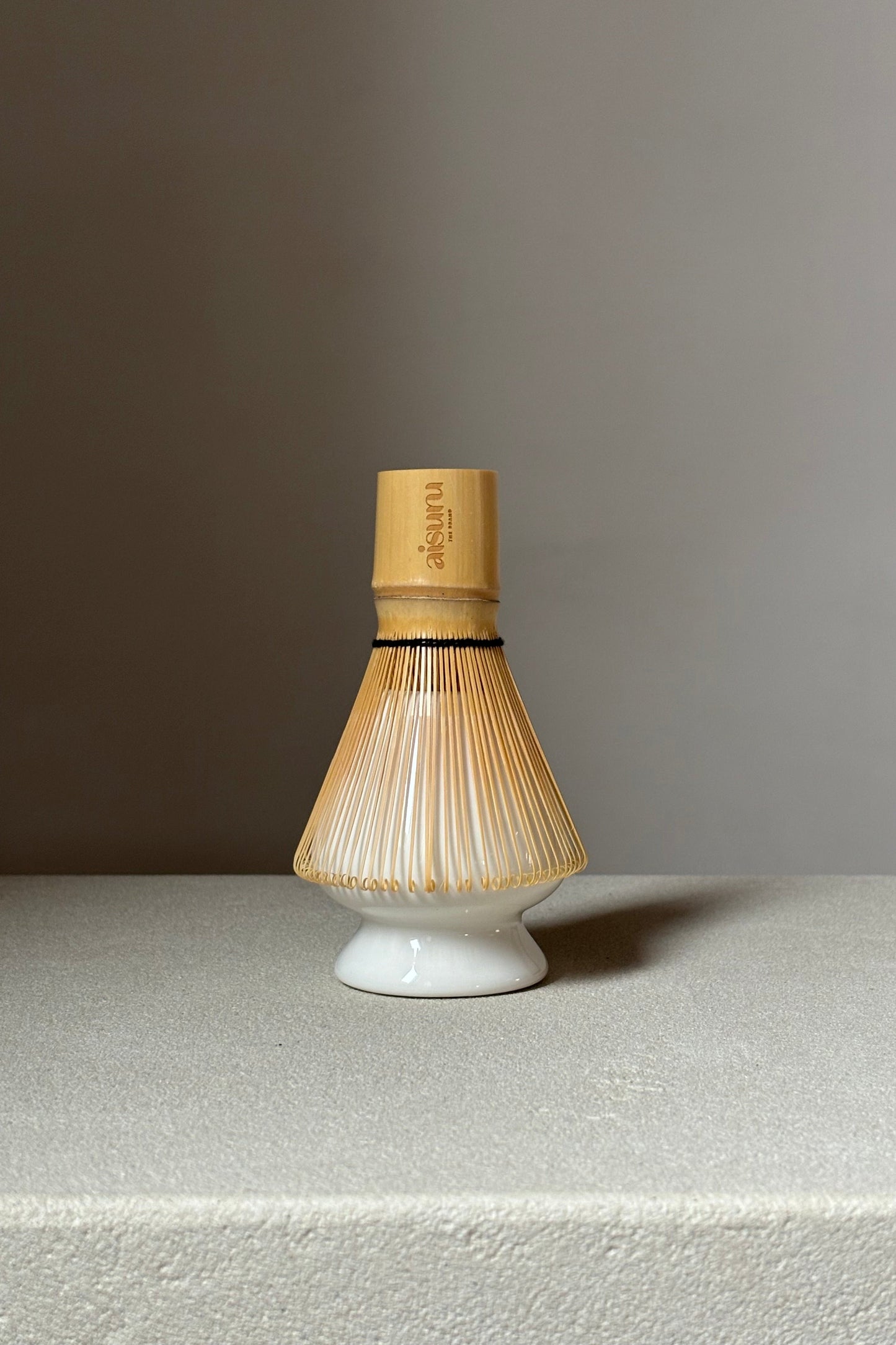 Aisuru matcha whisk (chasen) op een whisk houder (kusenaoshi)