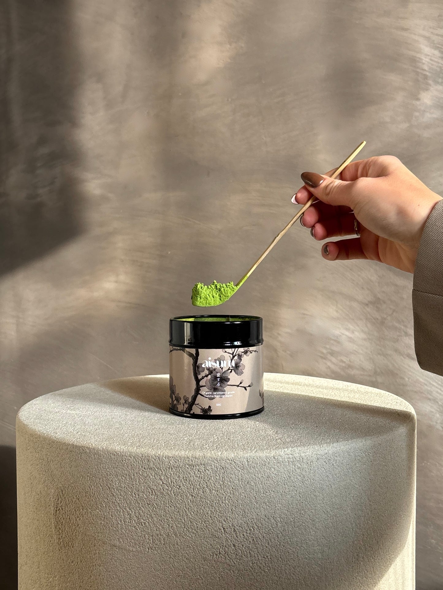 Aisuru biologische ceremonial grade matcha in een 50 gram blikje