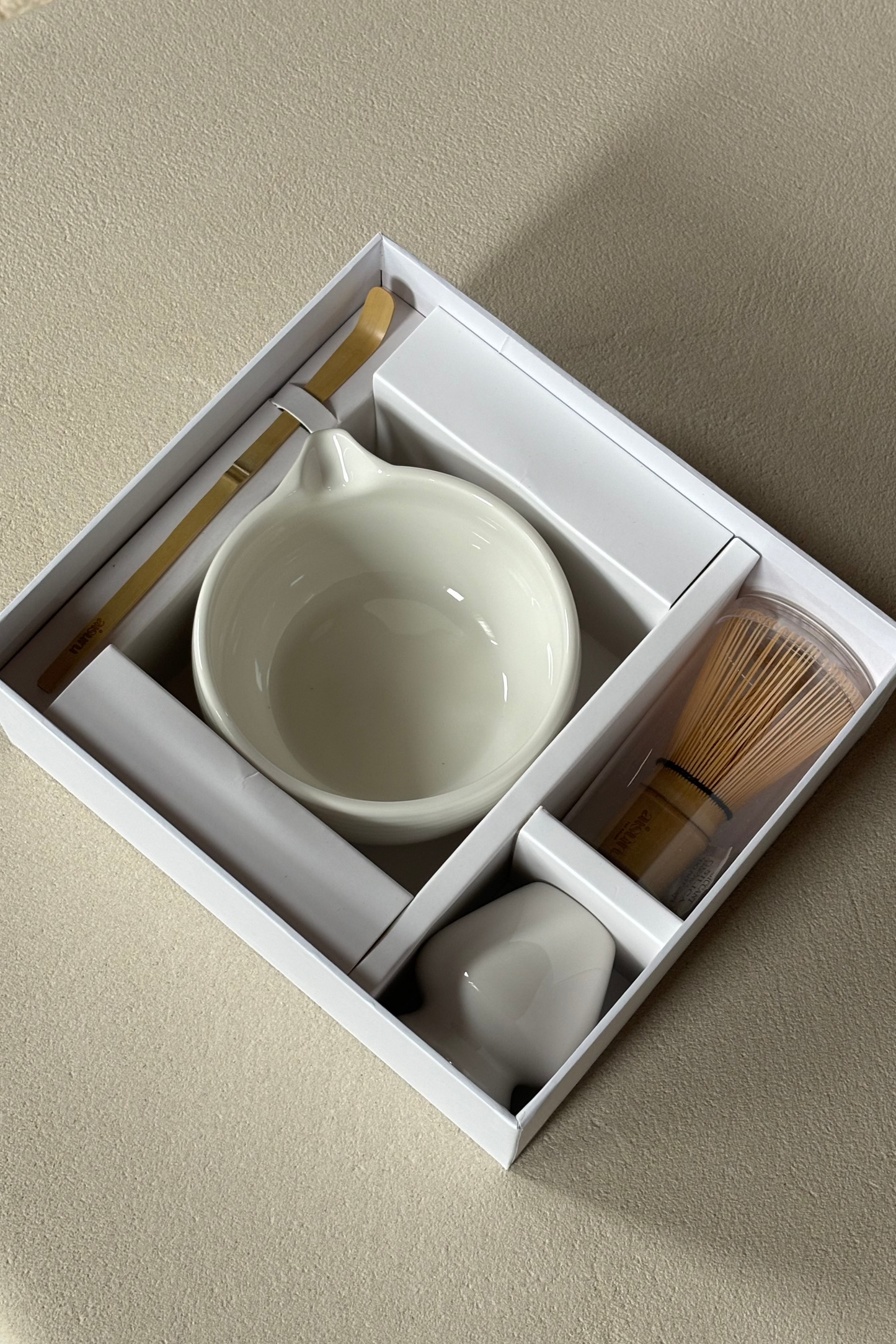 Aisuru matcha kit in doos met alle tools om thuis matcha te maken