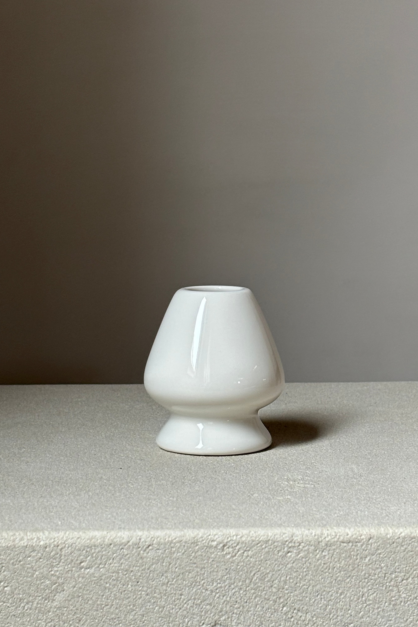 Aisuru matcha whisk holder (kusenaoshi) om een chasen (matcha whisk) op te zetten tussen gebruik door, zorgt ervoor dat de whisk mooi blijft