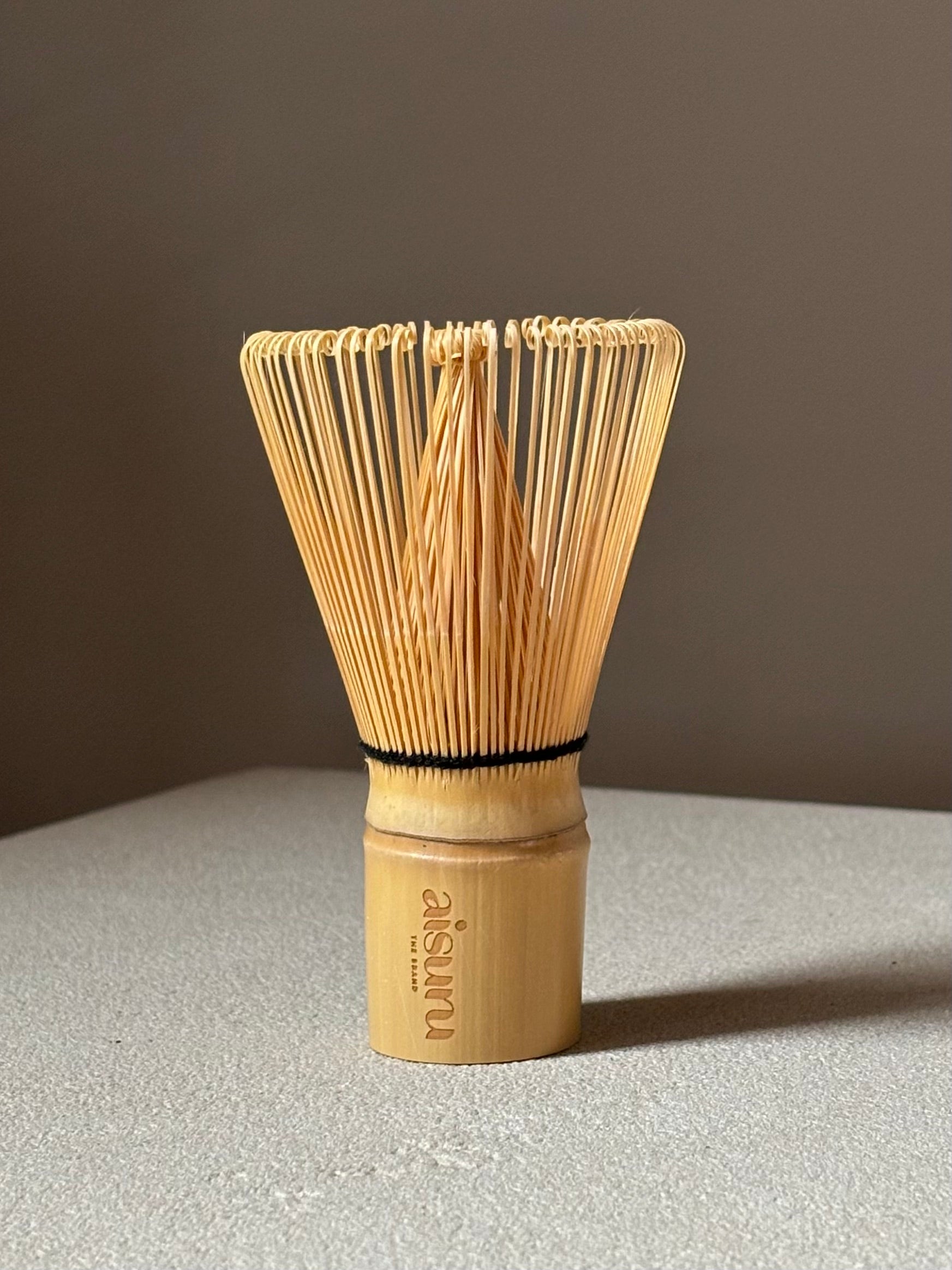 Close-up van Aisuru matcha whisk