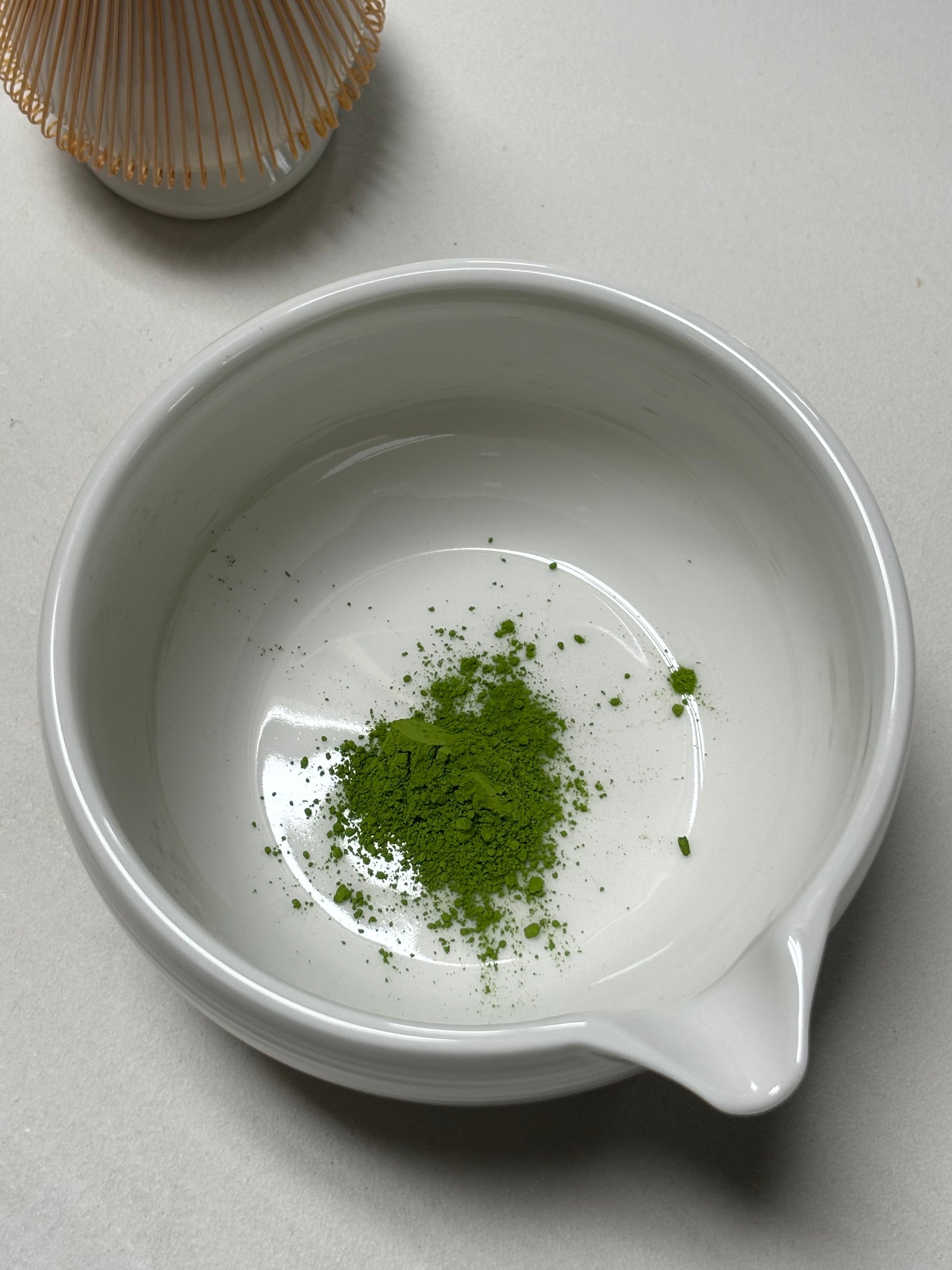 Aisuru biologische ceremonial grade matcha poeder van de hoogste kwaliteit in een Aisuru matcha bowl (chawan)