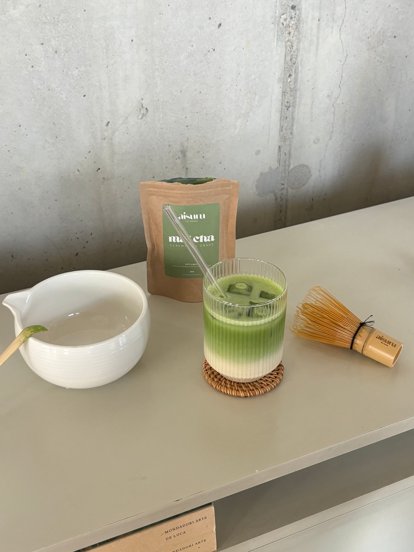 Een iced matcha latte gemaakt met Aisuru ceremonial grade matcha en de Aisuru matcha kit